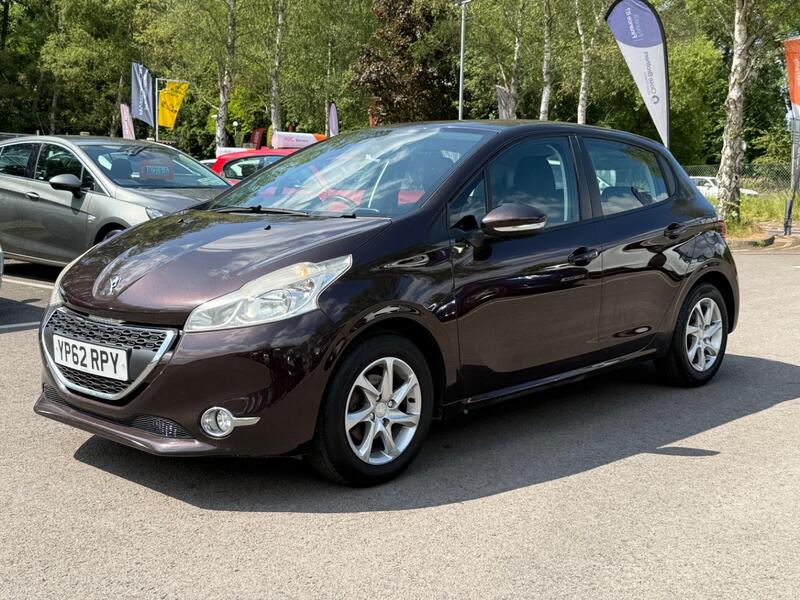 PEUGEOT 208