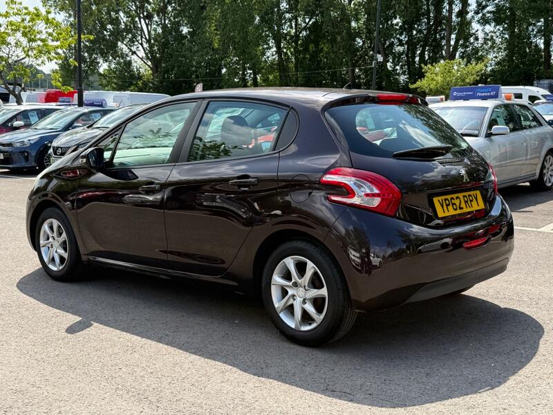 PEUGEOT 208
